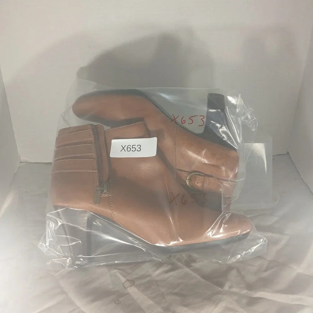 Clarks Artisan Ankle‎ Boots 9.5M Tan Leather Triple Buckle Side Zip Stacked Heel